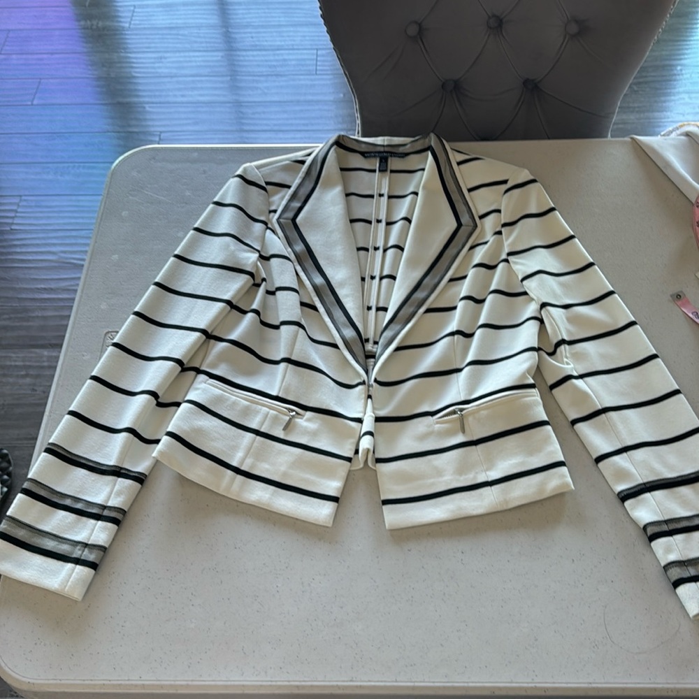 WHBM blazer size 6. Black a white. Excellent condition